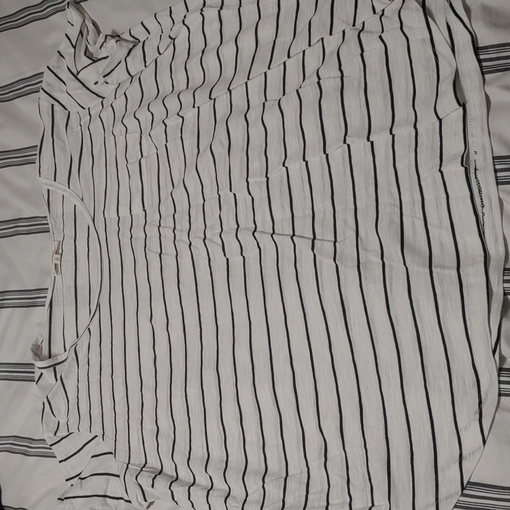 White and black stripped fitted tee